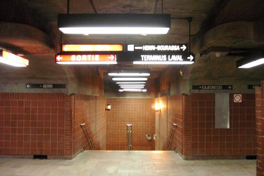 Station Henri-Bourassa; Dans ce corridor piétonnier qui est long d'environ 250 mètres; À gauche, ça va vers l'édicule Ouest et le quai direction Côte-Vertu; En face, escaliers accédent au quai terminal H.-Bourassa, il ne sert qu'aux heures de pointe seulement. À droite, quai direction Montmorency et à l'extrémité est, les édicules Nord et Est. 28/31 Ligne Orange Métro de Montréal