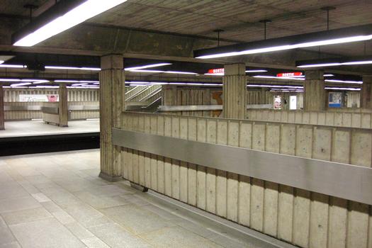 Ligne jaune du métro de Montréal - Station Jean-Drapeauaccès aux escaliers menants à la surface de la station Jean-Drapeau: Ligne jaune du métro de Montréal - Station Jean-Drapeau accès aux escaliers menants à la surface de la station Jean-Drapeau