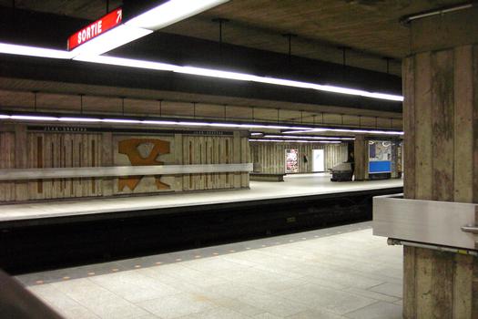Ligne jaune du métro de Montréal - Station Jean-Drapeau Partie centrale de la station, elle fut l'une des plus achalandée lors de l'Expo-67 mais maintenant c'est l'une des plus déserte du réseau Montréalais