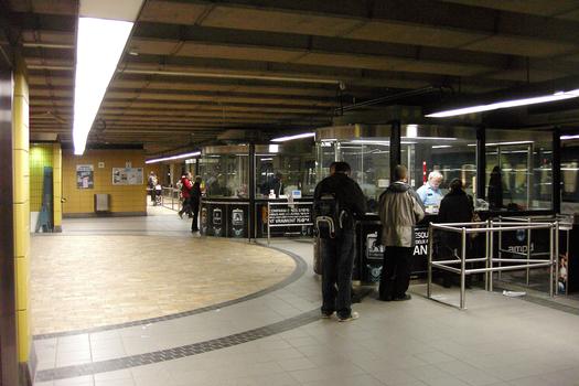 Ligne jaune du Métro de Montréal - Terminus Longueuil - Les guérites de péage de la station Longueuil