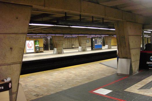 Ligne jaune du Métro de Montréal - Terminus Longueuil - Un aperçu de la station lorsque vide