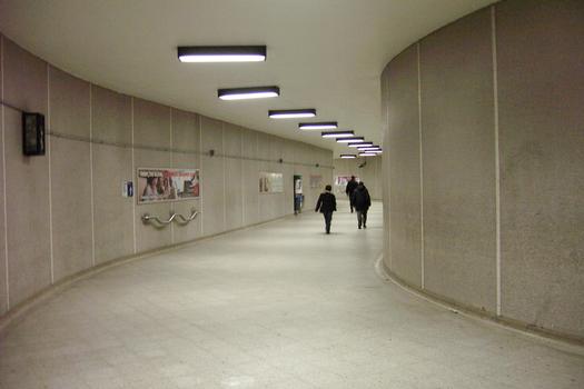 Ligne jaune du métro de Montréal - Station Berri-UQAM Corridor d'accès de la station Berri-UQÀM vu dans le sens contraire de la photo d'avant