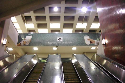 Escalier mécanique menant du niveau ligne Verte au niveau ligne Orange. Le balcon avec la publicité sur le lait est le niveau mezzanine. la ligne Jaune se trouve à être le niveau le plus profond de la station, car elle traverse le fleuve St-Laurent. 13/27 ligne Verte métro de Montréal