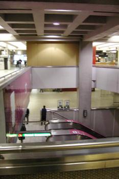 Sur le niveau mezzanine de la station Berri-UQÀM, en regardant les escaliers qui vont du niveau ligne Orange au niveau ligne Verte. 13/27 lignes Orange et Verte métro de Montréal