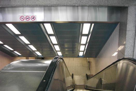 Escalier mécanique menant de l'édicule central au niveau mezzanine de la station Berri-UQÀM, 13/27 lignes Orange, Verte et Jaune Métro de Montréal