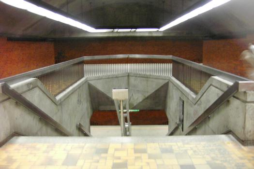 Station Charlevoix, au fond de la station, en haut de l'escalier le quai direction Angrignon, en bas de l'escalier le quai direction Honoré-Beaugrand. 21/27 ligne Verte Métro de Montréal