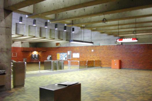 Niveau mezzanine de la station Charlevoix, le plafond de cette salle est lous la surface du sol. La guérite de perception est située à gauche en arrière du mur de béton. 21/27 ligne Verte Métro de Montréal