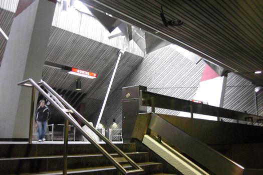 Station de Lasalle; vue de la mezzanine, photo prise dans l'escalier partant de celle-ci au quai direction Angrignon