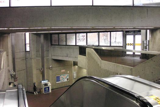 Station De-l'Église, intérieur de l'édicule de l'extrémité ouest de la Station; en bas de l'escalier le niveau mezzanint et la guérite de péage. 23/27 ligne Verte Métro de Montréal