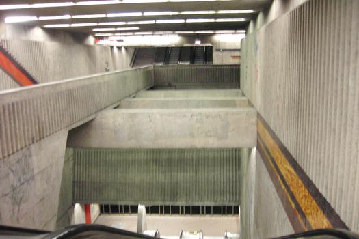 Station De-l'Église. Ici à ce bout de la passerelle de l'extrémité ouest de la station, en bas de l'escalier, le quai direction Angrignon. À l'autre bout de la passerelle près de l'escalier du fond de cette photo, le quai direction Honoré-Beaugrand situé au dessu de celui de la direction Angrignon. 23/37 ligne Verte Métro de Montréal