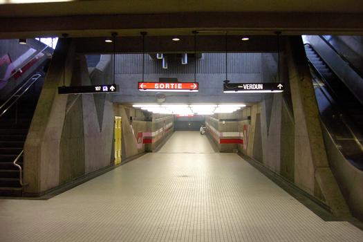 Au fond de l'édicule de la station Verdun; en face, corridor menant à la station et qui passe sous la rue de Verdun. 24/27 ligne Verte Métro de Montréal