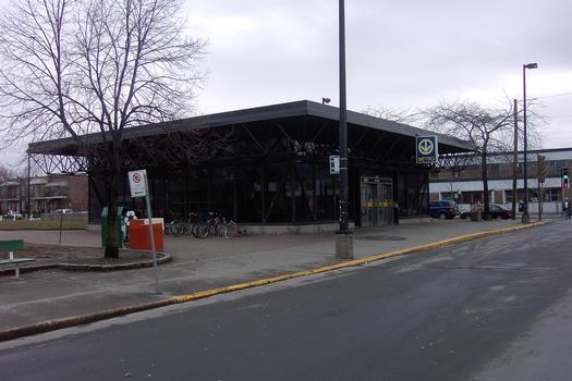 Édicule de la station Verdun, situé sur la rue de Verdun. 24/27 ligne Verte Métro de Montréal