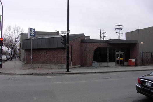 Édicule sud-est de la station Monk, il est souterrainement relié à l'autre édicule par un corridor croisant à 45 degrés l'intersection des rues Monk et allard. 26/27 ligne Verte Métro de Montréal