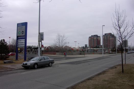 Station Terminale Angrignon; vue extérieure de la station située dans le parc Angrignon sur le boulevard des Trinitaires arrondissement de Lasalle. 27/27 Ligne Verte Métro de Montréal