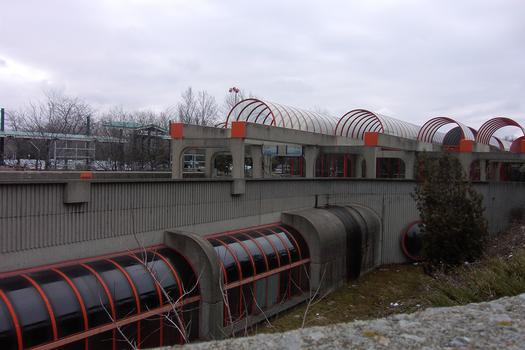Station terminale Angrignon, en gerardant vers le sud, vue sur l'extrémité est de la station; 27/27 Ligne Verte Métro de Montréal