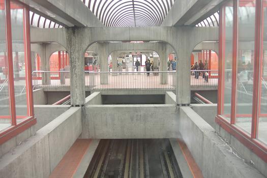 Station terminale Angrignon, vue à l'intérieur de l'édicule, niveau de la guérite de perception (mezzanine). 27/27 Ligne Verte Métro de Montréal