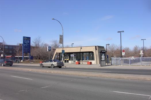 Station Radisson 02/27 ligne Verte métro de Montréal vue de l'édicule ouest sur la rue Sherbrooke