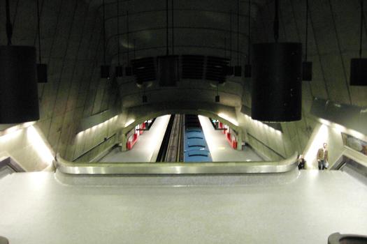 Station Radisson 02/27 ligne Verte métro de Montréal en accédant vers une sortie, édicule sud de la station