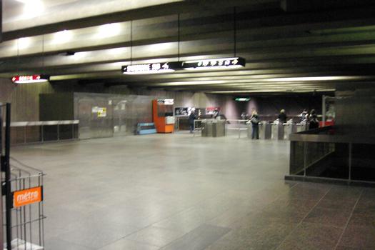 Niveau mezzanine de la station Cadillac directement située sous la rue Sherbrooke vue des tourniquets et de la guérite de péage. 04/27 ligne Verte métro de Montréal