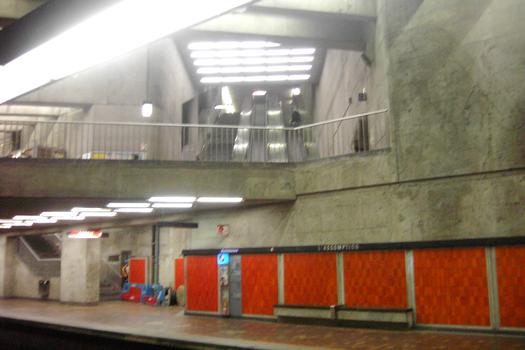 Vue de la sortie à partir du quai direction Angrignon, le niveau mezzanine à gauche et les escaliers mécaniques juste en face; station l'Assomption 05/27 ligne Verte métro de Montréal