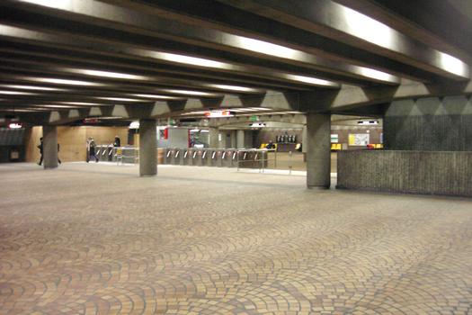 Mezzanine ou niveau intermédiaire de la station Pie-IX, 07/27 ligne Verte métro de Montréal