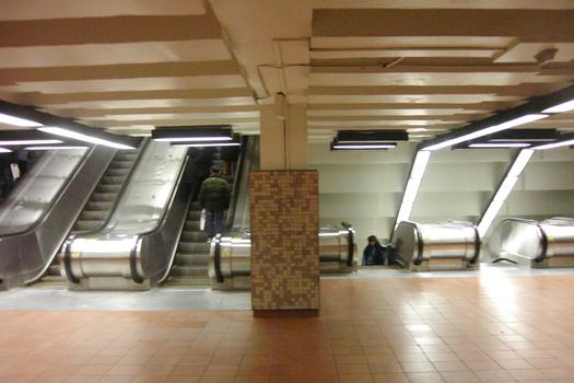 Station Frontenac, deux séries d'escaliers mécaniques. À ce niveau, nous sommes situés à demi distance entre la surface et les quais. 10/27 ligne Verte métro de Montréal