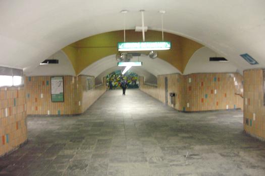 Carrefour souterrain de la station Papineau, escalier avant passerelle menant au quai direction Honoré-Beaugrand; et après passerelle mène au quai direction Angrignon. 11/27 ligne Verte métro de Montréal