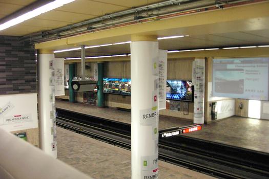 Station Mc-Gill vue des deux quais de la station à partir du niveau mezzanine côté ouest. en bas à gauche quai direction Angrignon, à droite quai direction Honoré-Beaugrand. 16/27 ligne Verte Métro de Montréal