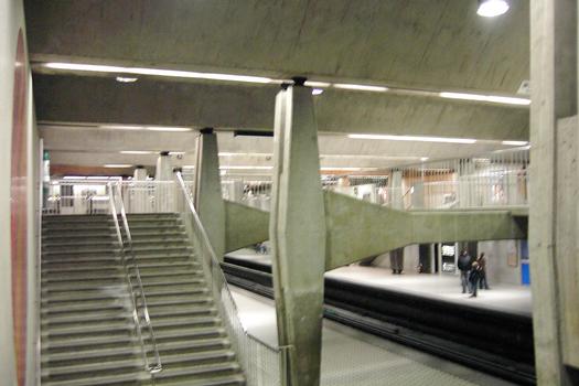 Station Peel: à demi hauteur dans un des escalier partant du quai direction Angrignon et accédant au niveau mezzanine de la station. 17/27 ligne Verte Métro de Montréal