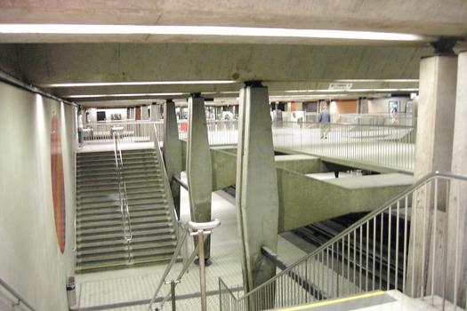 Station Peel, point de vue simultané sur le quai direction Angrignon, le niveau mezzanine et un escalien à l'extrémité ouest de la station. 17/27 ligne Verte Métro de Montréal