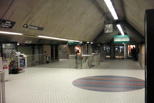 Accès souterrain à l'extrémité est, entre la station Peel et l'édifice Les Cours Mont-Royal, cet édifice comportant des galleries marchandes (centre commercial souterrain) dans ses niveaux sous-sol. 17/27 ligne Verte Métro de Montréal