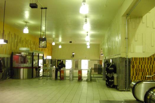 Mezzanine coté ouest de la station Guy-Concordia à demi profondeur, la guérite de perception et les tourniquets. 18/27 ligne Verte Métro de Montréal