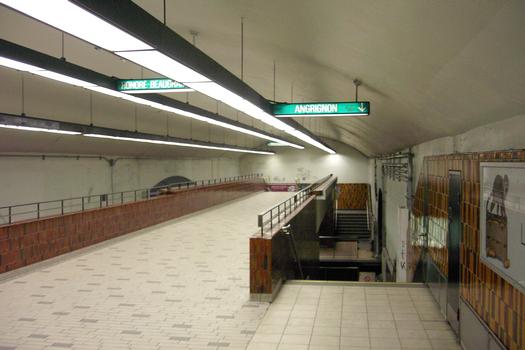 Station Guy-Concordia au fond coté ouest, la passerelle enjambant les quais et les voies, 18/27 ligne Verte Métro de Montréal