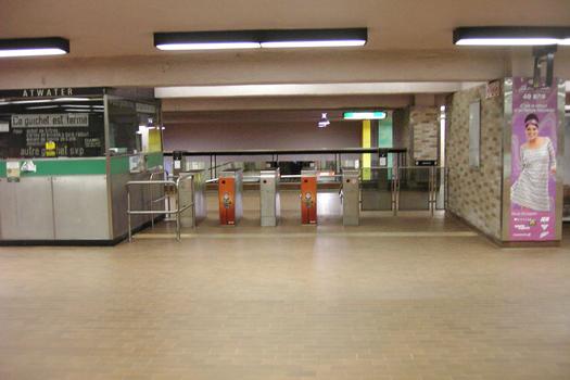 Guérite de perceptopn côté ouest de la mezzanine de la station Atwater. 19/27 ligne Verte Métro de Montréal