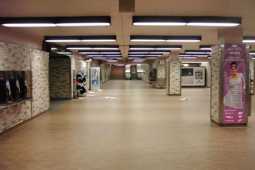 Station Atwater, Sur le niveau mezzanine, corridor d'accès menant au collège Dawson à gauche, à droite au complexe Alexis-Nihon. 19/27 ligne Verte Métro de Montréal