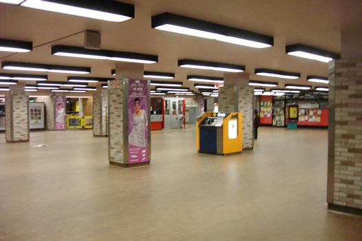 Agora sur le niveau mezzanine entre les deux zones de perception. 19/27 ligne Verte Métro de Montréal