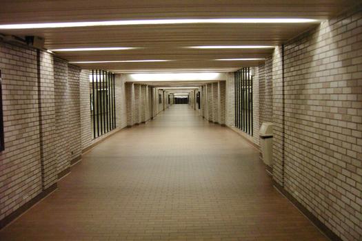 Corridor à l'extrémité ouest de la station Atwater pour accéder au complexe de bureaux et d'habitation Westmount-Square, ce complexe comporte une gallerie marchande dans ses sous-sols (centre commercial). 19/27 ligne Verte Métro de Montréal