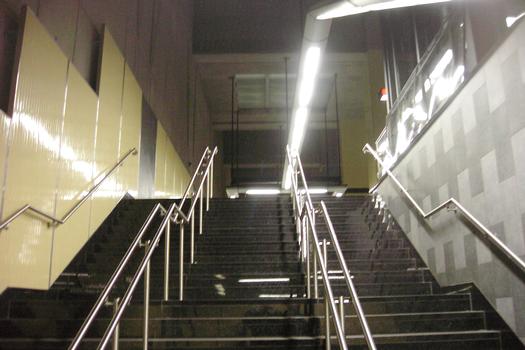 Station terminale Montmorency; Escaliers quittant le quai direction Montmorency pour accéder au niveau de la passerelle inter-quais. 31/31 Ligne Orange, Métro de Montréal sur le territoire de Laval