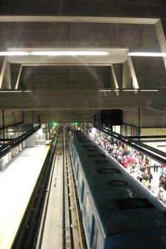 Station terminale Montmorency; En plein centre de la passerelle inter-quais, en regardant en direction Côte-Vertu, (Montréal). Il s'agit de la plus profonde des trois stations de Laval, (environ 25 mètres). Ligne Orange Métro de Montréal sur le territoire de Laval