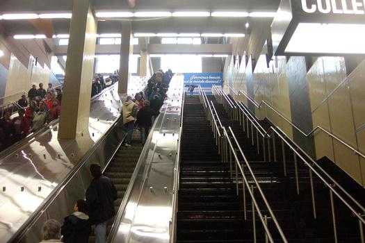Station terminale Montmorency; Escaliers menants à l'édicule pour accéder à la surface; Il s'agit de la plus profonde des trois stations de Laval,(environ 25 mètres). Ligne Orange Métro de Montréal sur le territoire de Laval