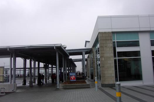 Station terminale Montmorency; Côté Est de l'édicule de la station donnant sur les terminus d'autobus régional de la Couronne-Nord, et municipal de Laval. Ligne Orange, Métro de Montréal sur le territoire de Laval