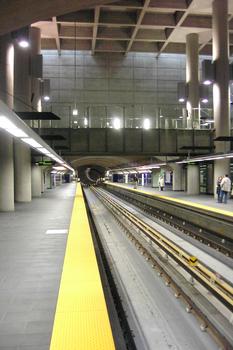 Station De-La-Concorde; Aperçu de la grande salle; Cette station est un point de correspondance avec le train de banlieue reliant la Gare-Centrale du centre-ville de Montréal, à la ville de Saint-Jérôme. 30/31 Ligne Orange, Métro de Montréal sur le territoire de Laval