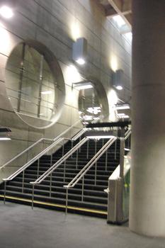 Station De-La-Concorde; Escaliers menant au niveau de la mezzanine, c'est aussi le même niveau que celui de la passerelle qui relie les deux quais. 30/31 Ligne Orange, Métro de Montréal sur le territoire de Laval