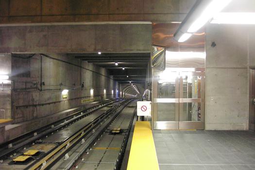 Station Cartier; Aperçu du tunnel à l'extrémité Nord de la station, sur le quai direction Montmorency; Prochaine station, De-La-Concorde, située à 2,2 kilomètres de celle-ci. 29/31 Ligne Orange, Métro de Montréal sur le territoire de Laval
