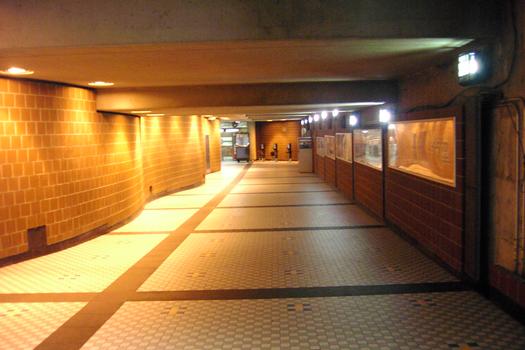 Station terminale Saint-Michel dans le corridor passant sous le boulevard Saint-Michel et reliant l'édicule ouest à la station. 01/12 Ligne Bleue Métro de Montréal