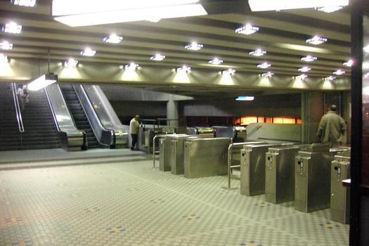 Station terminale Saint-Michel; niveau mezzanine guérite de péage et tourniquets, l'escalier à gauche mène à l'édicule Est. 01/12 Ligne Bleue Métro de Montréal