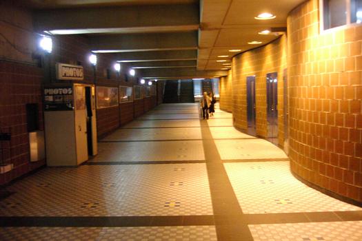 Métro von Montreal - Blaue Linie - Bahnhof Saint-Michel