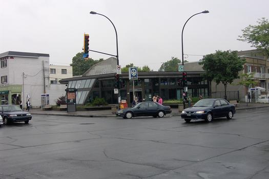 Station Fabre; édicule Nord-Est situé à l'angle des rues Papineau et Jean-Talon. 03/12 Ligne Bleue Métro de Montréal