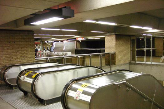 Station de Castelnau; Au centre-gauche de la photo entre le mur de briques et l'escalier on aperçoit la guérite de péage. En avant plan, les escaliers mécaniques menant au niveau passerelle et les quais. 05/12 Ligne Bleue Métro de Montréal