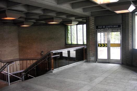 Station de Castelnau; Autre vue intérieure de l'édicule de la station. 05/12 Ligne Bleue Métro de Montréal